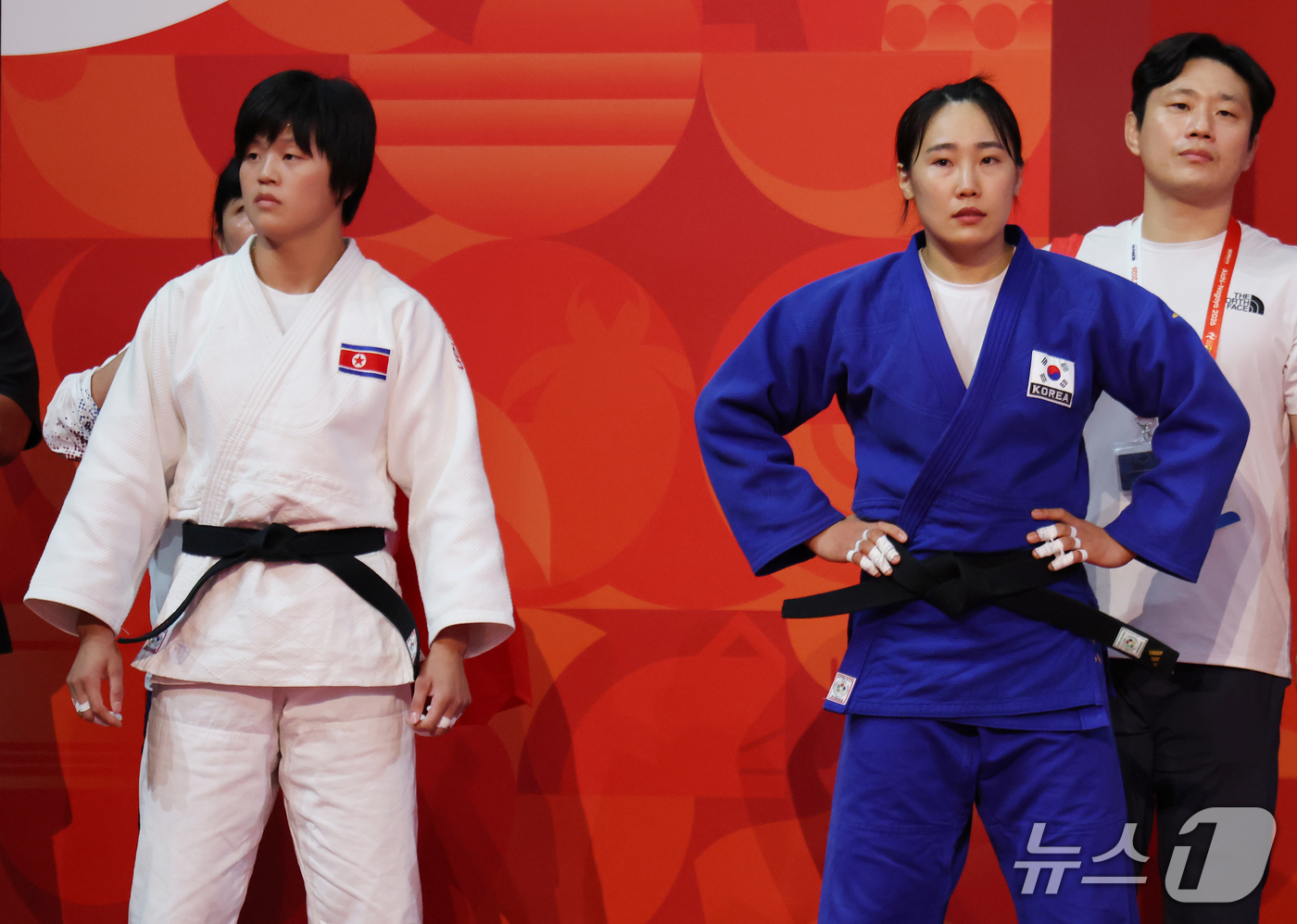 (나고야=뉴스1) 김민지 기자 = 대한민국 김혜미(오른쪽)과 북한 문성희가 1일 일본 아이치 인터내셔널 아레나에서 열린 2026 아이치·나고야 아시안게임 유도 여자 70kg급 16 …