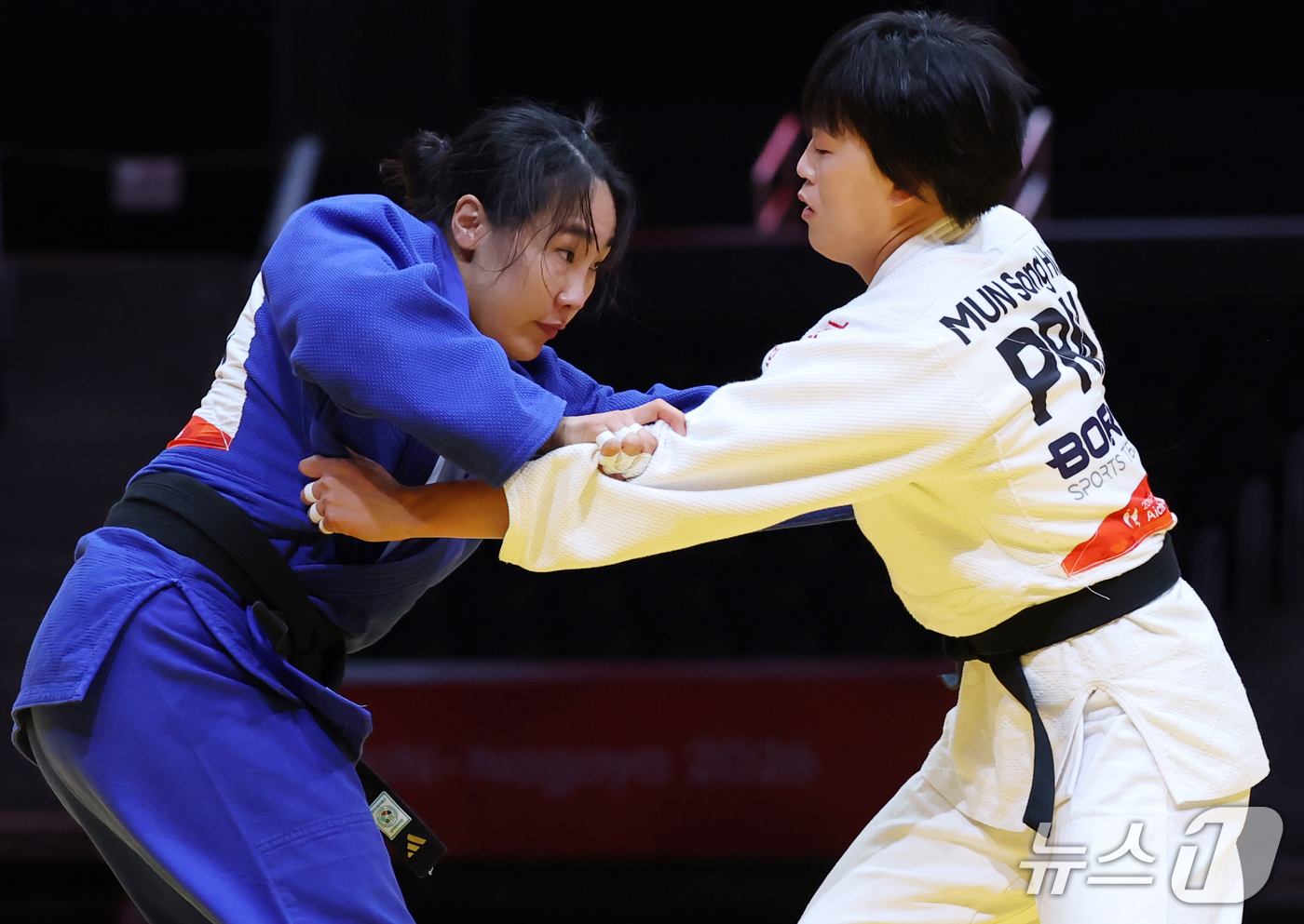 (나고야=뉴스1) 김민지 기자 = 대한민국 김혜미가 1일 일본 아이치 인터내셔널 아레나에서 열린 2026 아이치·나고야 아시안게임 유도 여자 70kg급 16강전에서 북한 문성희와 …