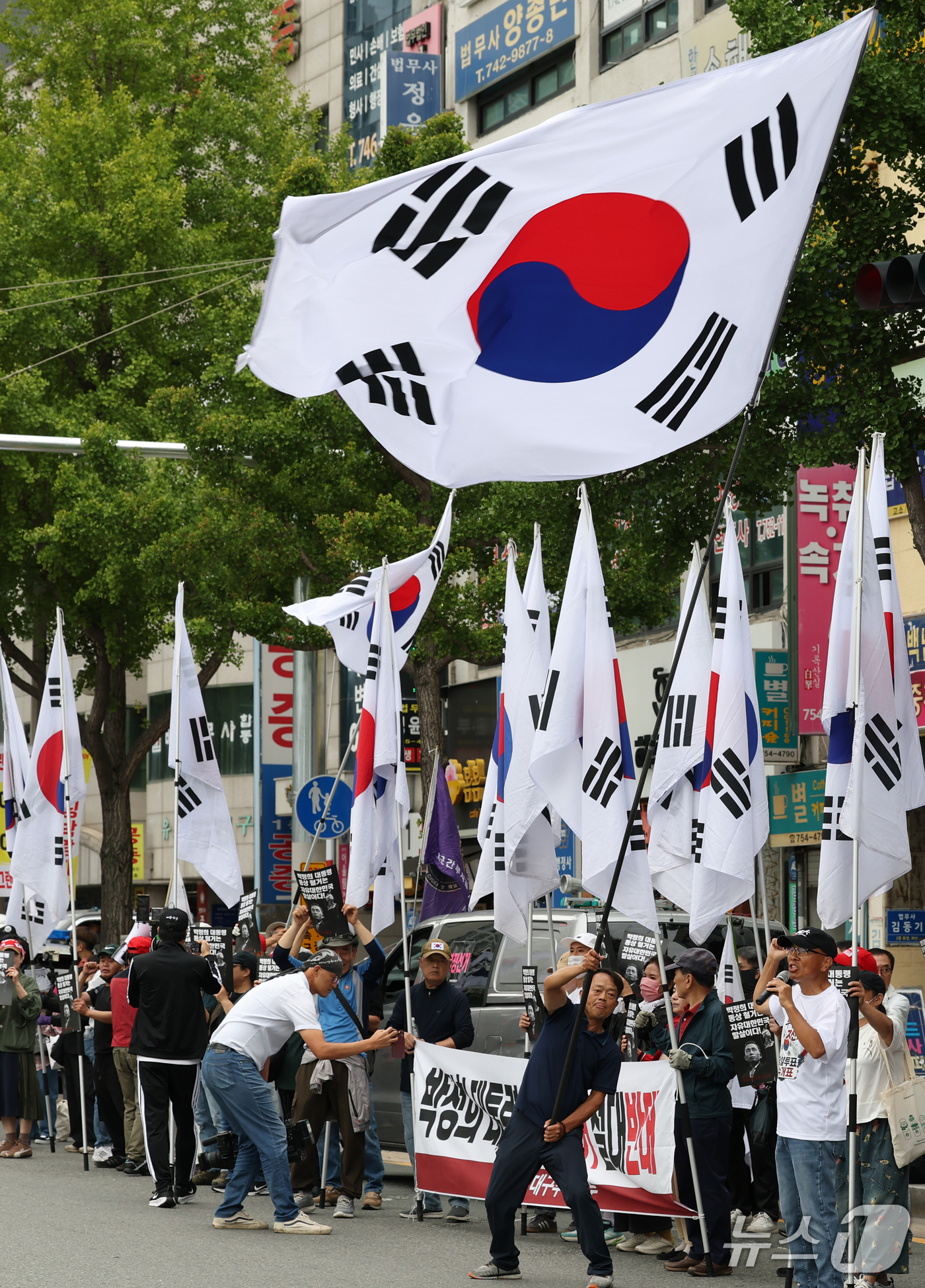 (대구=뉴스1) 공정식 기자 = 1일 오전 대구지방법원에서 동대구역 광장 박정희 전 대통령 동상 존치 판결이 내려지자, 법원 앞에서 동상 철거 반대를 외치던 집회 참가자들이 환호하 …
