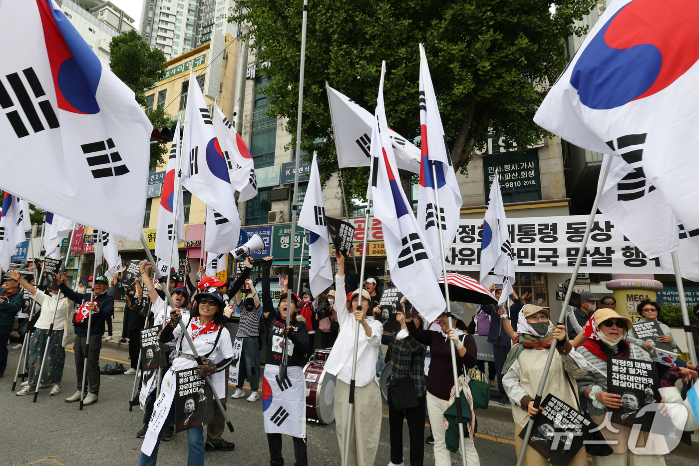 (대구=뉴스1) 공정식 기자 = 1일 오전 대구지방법원에서 동대구역 광장 박정희 전 대통령 동상 존치 판결이 내려지자, 법원 앞에서 동상 철거 반대를 외치던 집회 참가자들이 환호하 …