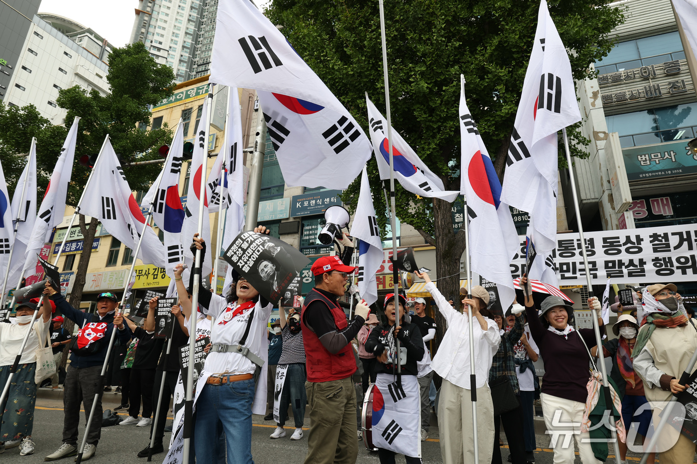 (대구=뉴스1) 공정식 기자 = 1일 오전 대구지방법원에서 동대구역 광장 박정희 전 대통령 동상 존치 판결이 내려지자, 법원 앞에서 동상 철거 반대를 외치던 집회 참가자들이 환호하 …
