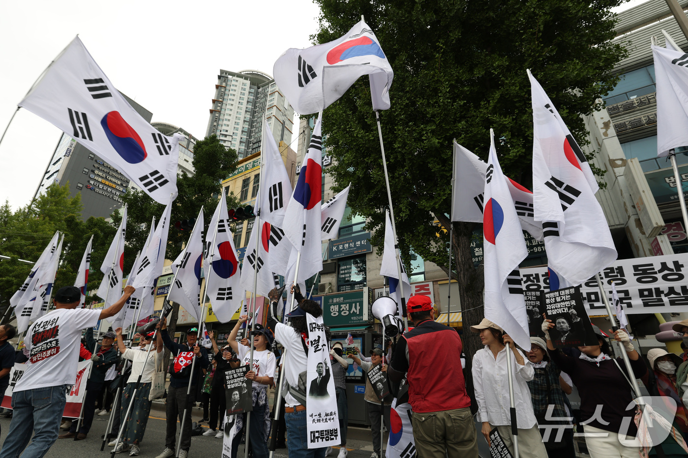 (대구=뉴스1) 공정식 기자 = 1일 오전 대구지방법원에서 동대구역 광장 박정희 전 대통령 동상 존치 판결이 내려지자, 법원 앞에서 동상 철거 반대를 외치던 집회 참가자들이 환호하 …