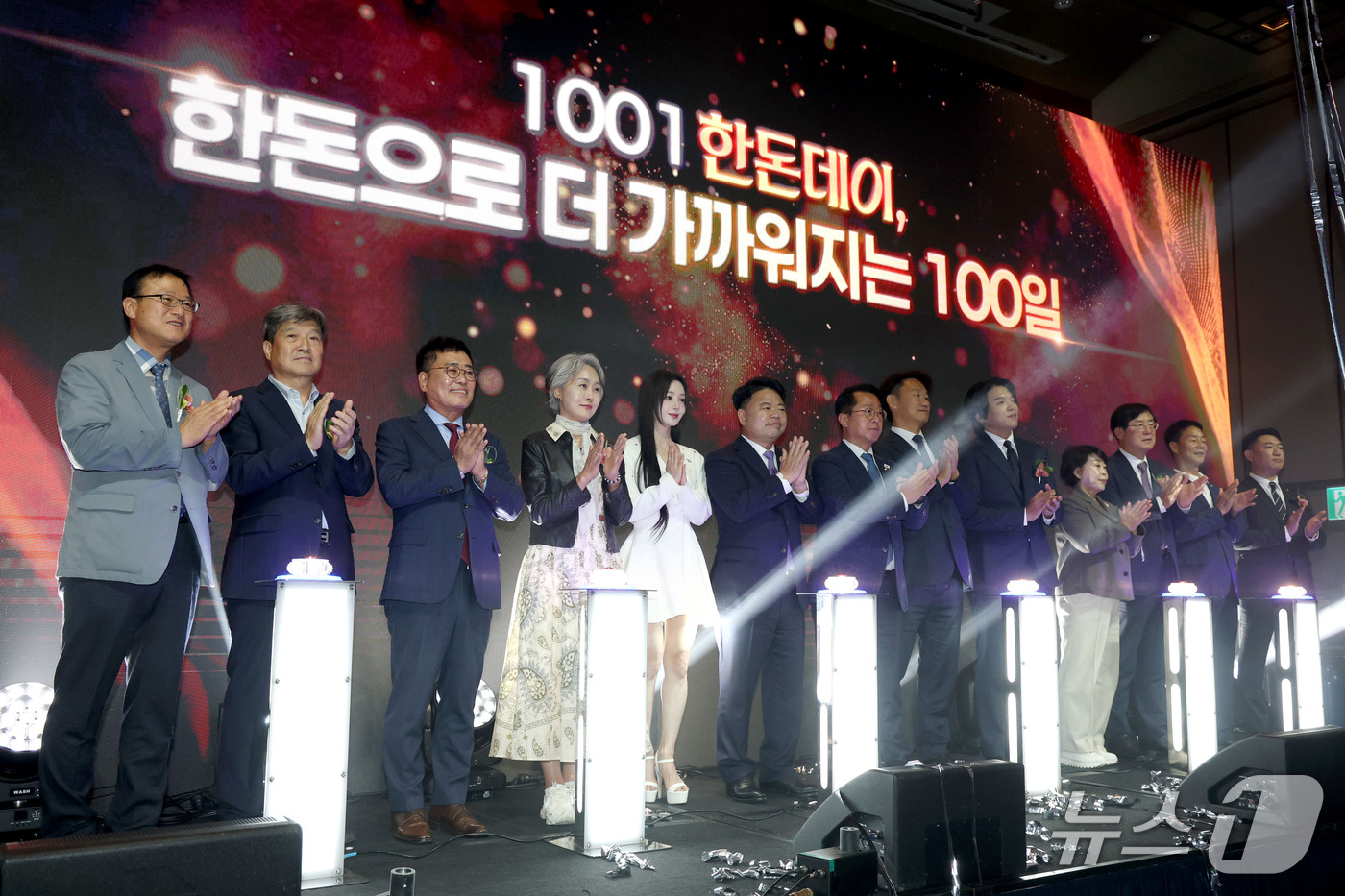 (서울=뉴스1) 이광호 기자 = 이기홍 대한한돈협회장 겸 한돈자조금관리위원장과 한돈 홍보대사 안성재 셰프, 가수 남규리 등이 1일 서울 용산구 그랜드 하얏트 서울에서 열린 2026 …