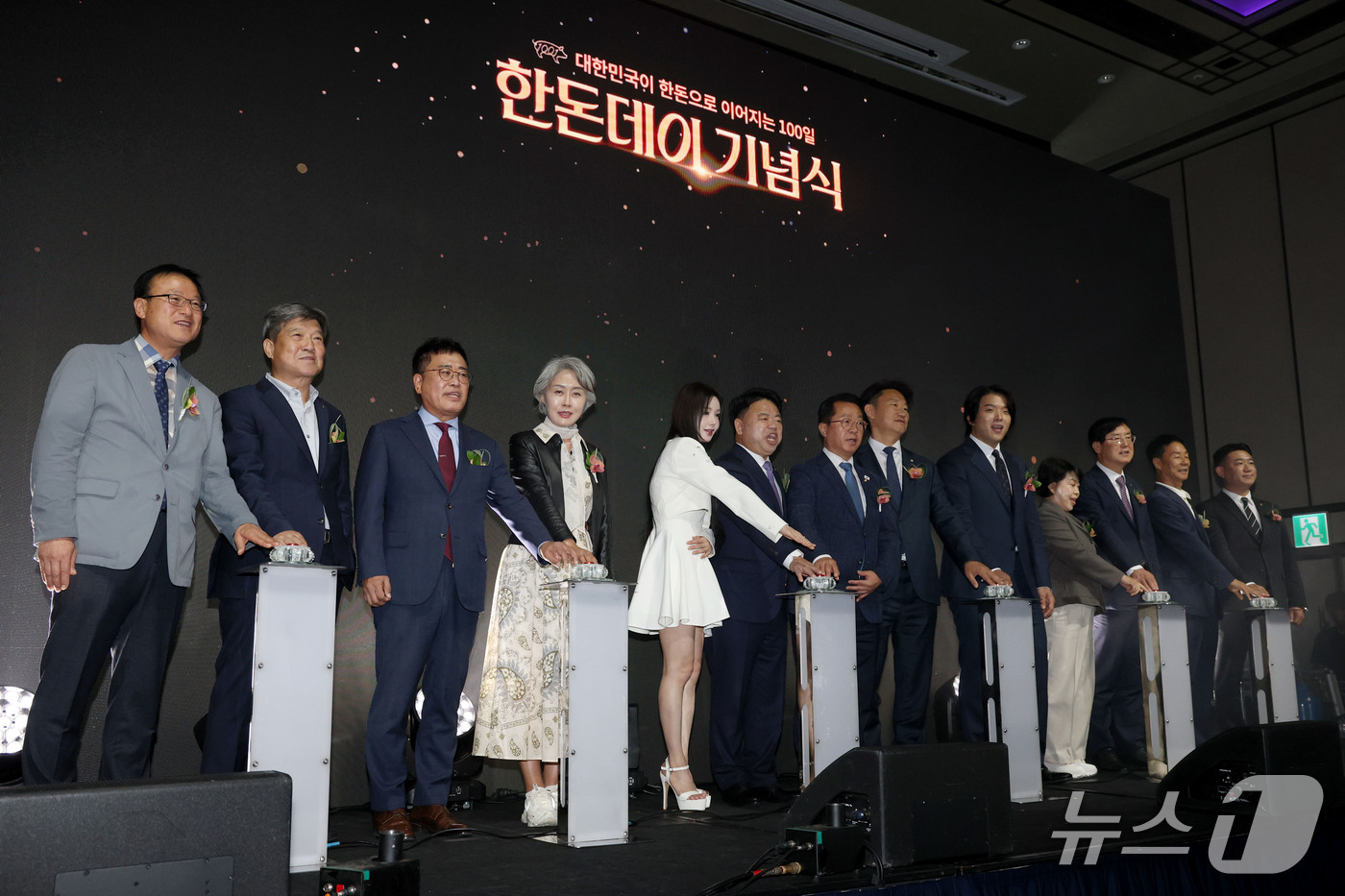 (서울=뉴스1) 이광호 기자 = 이기홍 대한한돈협회장 겸 한돈자조금관리위원장과 한돈 홍보대사 안성재 셰프, 가수 남규리 등이 1일 서울 용산구 그랜드 하얏트 서울에서 열린 2026 …