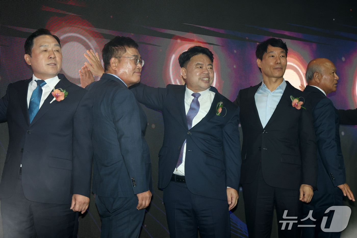 (서울=뉴스1) 이광호 기자 = 이기홍 대한한돈협회장 겸 한돈자조금관리위원장이 1일 서울 용산구 그랜드 하얏트 서울에서 열린 2026한돈데이 기념식에서 한돈 파트너십 업체 대표들과 …