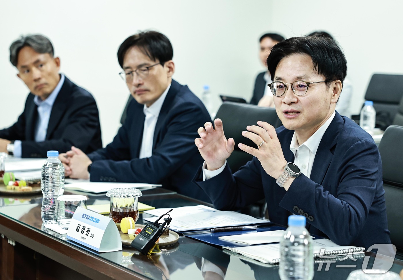 (서울=뉴스1) = 김정관 산업통상부 장관이 1일 오전 충남 아산시 하나마이크론본사에서 중견기업 업계 간담회를 하고 있다. (산업통상부 제공. 재판매 및 DB 금지) 2026.10 …