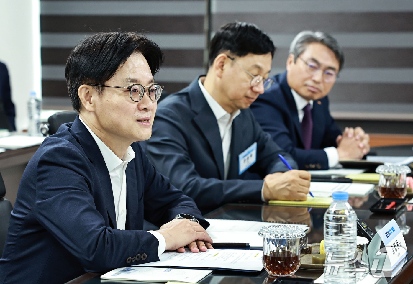 (서울=뉴스1) = 김정관 산업통상부 장관이 1일 오전 충남 아산시 하나마이크론본사에서 중견기업 업계 간담회를 하고 있다. (산업통상부 제공. 재판매 및 DB 금지) 2026.10 …