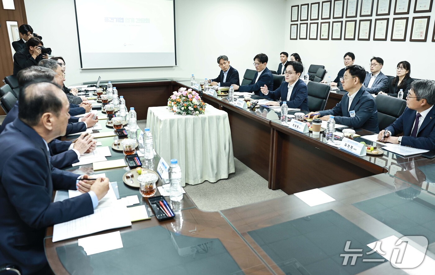 (서울=뉴스1) = 김정관 산업통상부 장관이 1일 오전 충남 아산시 하나마이크론본사에서 중견기업 업계 간담회를 하고 있다. (산업통상부 제공. 재판매 및 DB 금지) 2026.10 …