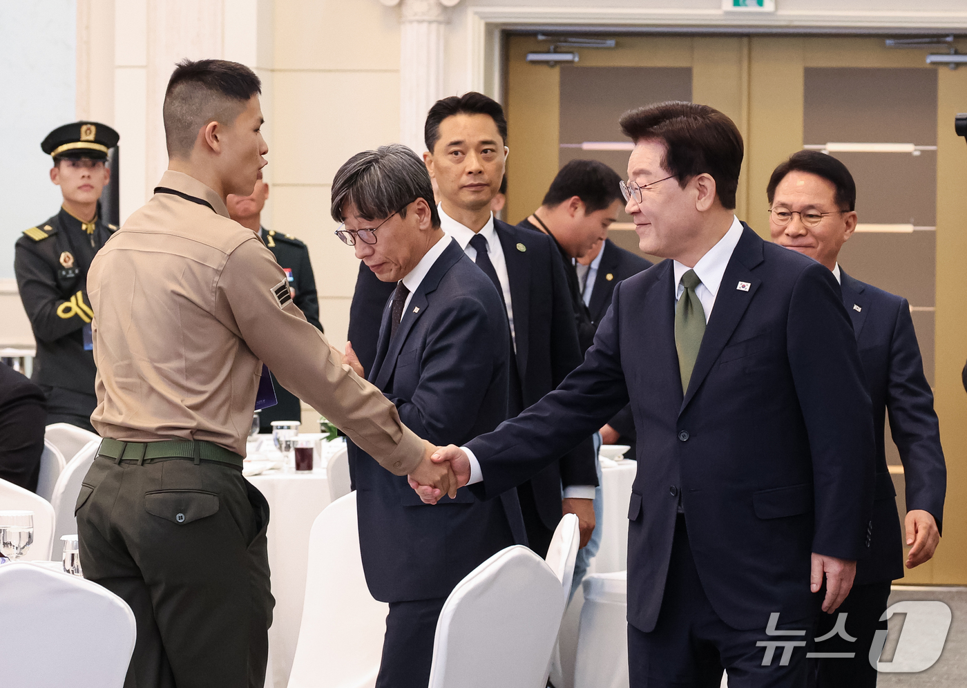 (계룡=뉴스1) 이재명 기자 = 이재명 대통령이 1일 충남 계룡대에서 열린 제78회 국군의 날 기념오찬에 입장하며 참석자와 인사를 나누고 있다. (청와대통신사진기자단) 2026.1 …