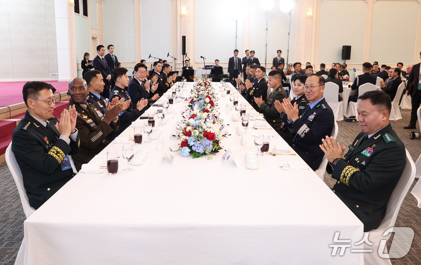(계룡=뉴스1) 이재명 기자 = 이재명 대통령이 1일 충남 계룡대에서 열린 제78회 국군의 날 기념오찬에서 박수를 치고 있다. (청와대통신사진기자단) 2026.10.1/뉴스1