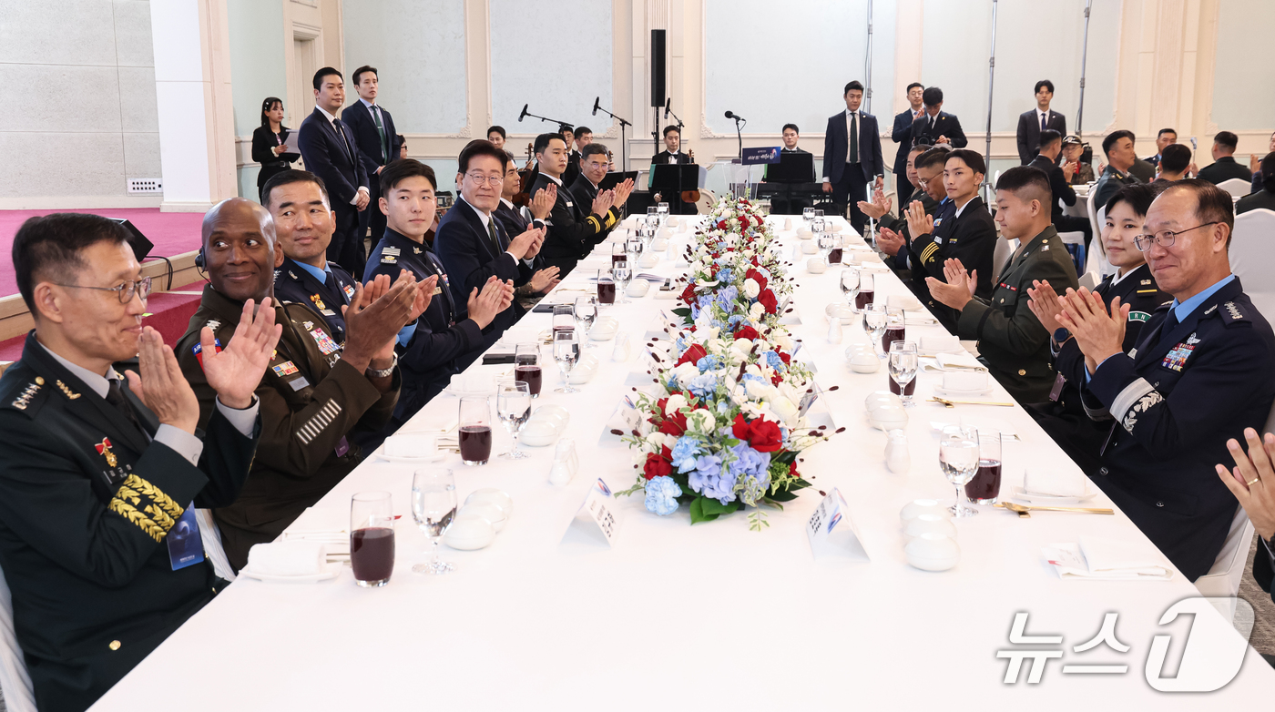 (계룡=뉴스1) 이재명 기자 = 이재명 대통령이 1일 충남 계룡대에서 열린 제78회 국군의 날 기념오찬에서 박수를 치고 있다. (청와대통신사진기자단) 2026.10.1/뉴스1