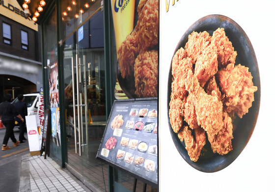 "원가 부담 흡수하며 가격 유지했는데"…치킨업계, 공정위 조사까지