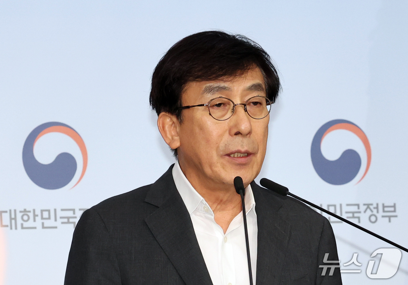(서울=뉴스1) 이종덕 기자 = 정기현 의료혁신위원회 위원장이 1일 서울 종로구 정부서울청사에서 제10차 의료혁신위원회 브리핑을 하고 있다. 의료혁신위원회는 이날 응급의료 적기 이 …