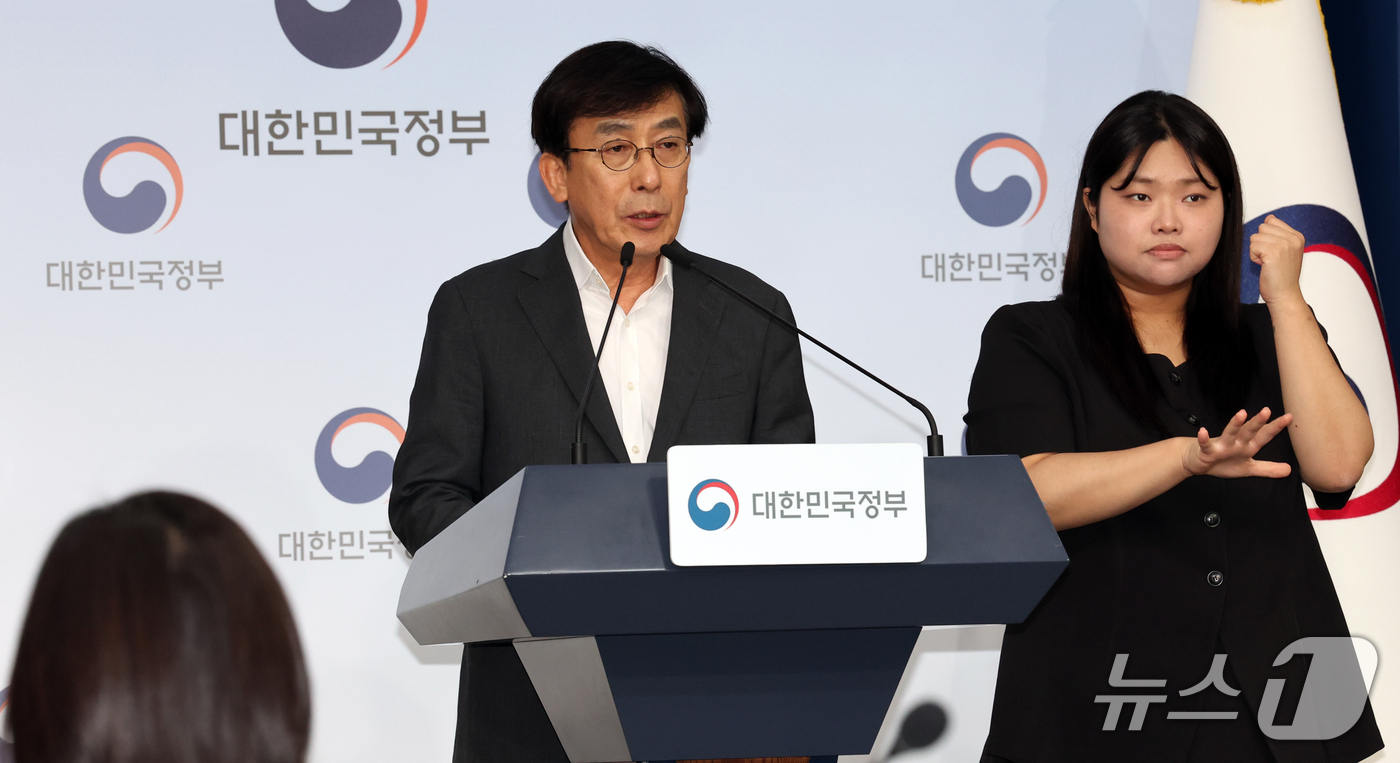 (서울=뉴스1) 이종덕 기자 = 정기현 의료혁신위원회 위원장이 1일 서울 종로구 정부서울청사에서 제10차 의료혁신위원회 브리핑을 하고 있다. 의료혁신위원회는 이날 응급의료 적기 이 …