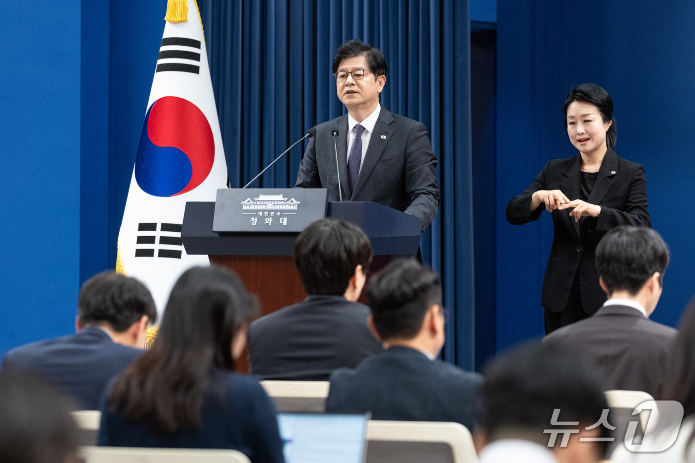 (서울=뉴스1) 이재명 기자 = 성기홍 홍보소통수석이 1일 청와대 춘추관에서 인사 관련 브리핑을 하고 있다. 2026.10.1/뉴스1