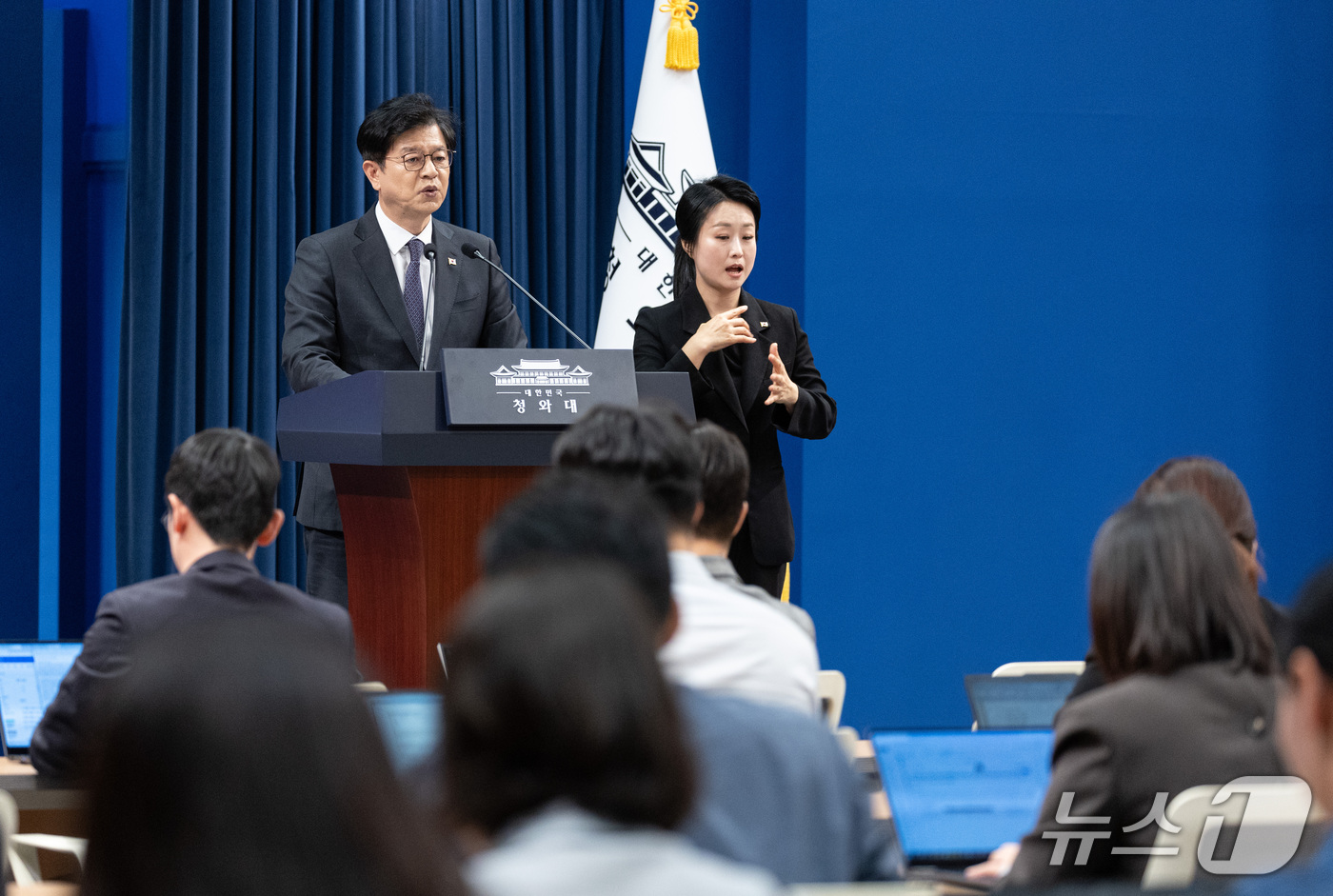 (서울=뉴스1) 이재명 기자 = 성기홍 홍보소통수석이 1일 청와대 춘추관에서 인사 관련 브리핑을 하고 있다. 2026.10.1/뉴스1