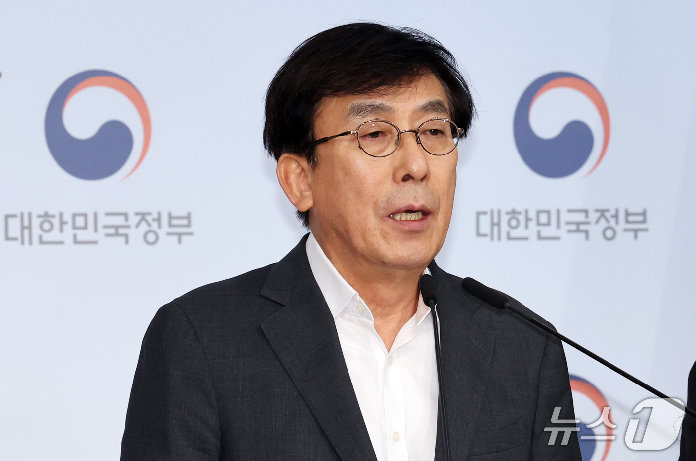(서울=뉴스1) 이종덕 기자 = 정기현 의료혁신위원회 위원장이 1일 서울 종로구 정부서울청사에서 제10차 의료혁신위원회 브리핑을 하고 있다. 의료혁신위원회는 이날 응급의료 적기 이 …
