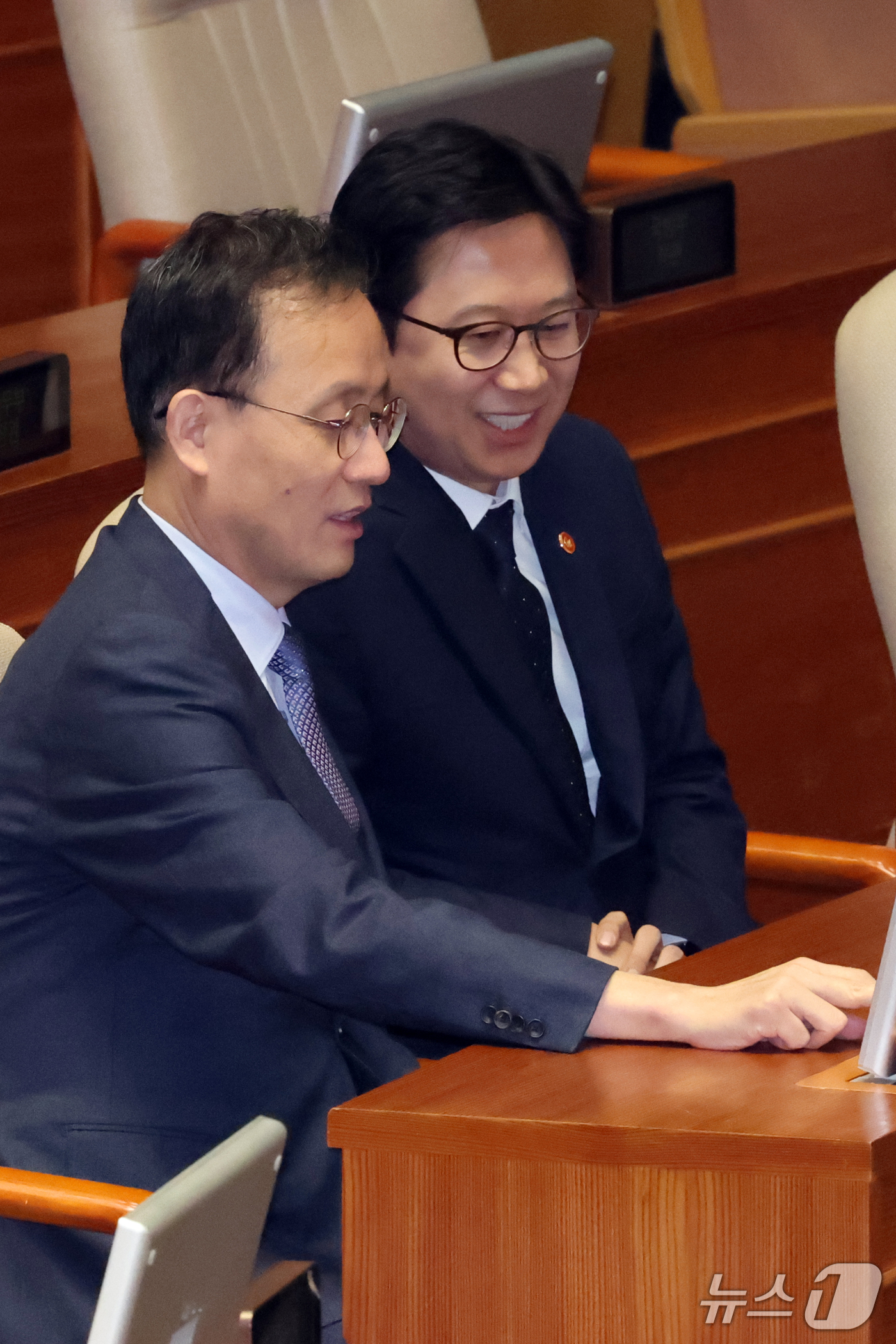(서울=뉴스1) 황기선 기자 = 이형일 경제부총리 겸 재정경제부 장관과 배경훈 부총리 겸 과학기술정보통신부 장관이 1일 오후 서울 여의도 국회에서 열린 제439회국회(정기회) 제1 …