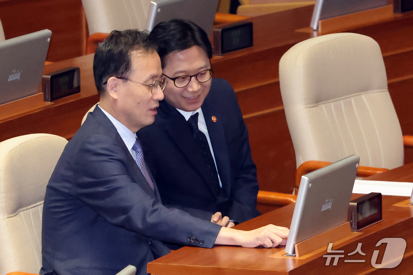 (서울=뉴스1) 황기선 기자 = 이형일 경제부총리 겸 재정경제부 장관과 배경훈 부총리 겸 과학기술정보통신부 장관이 1일 오후 서울 여의도 국회에서 열린 제439회국회(정기회) 제1 …