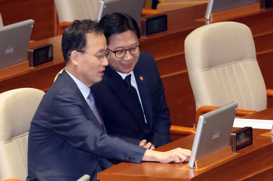 대화 나누는 이형일·배경훈
