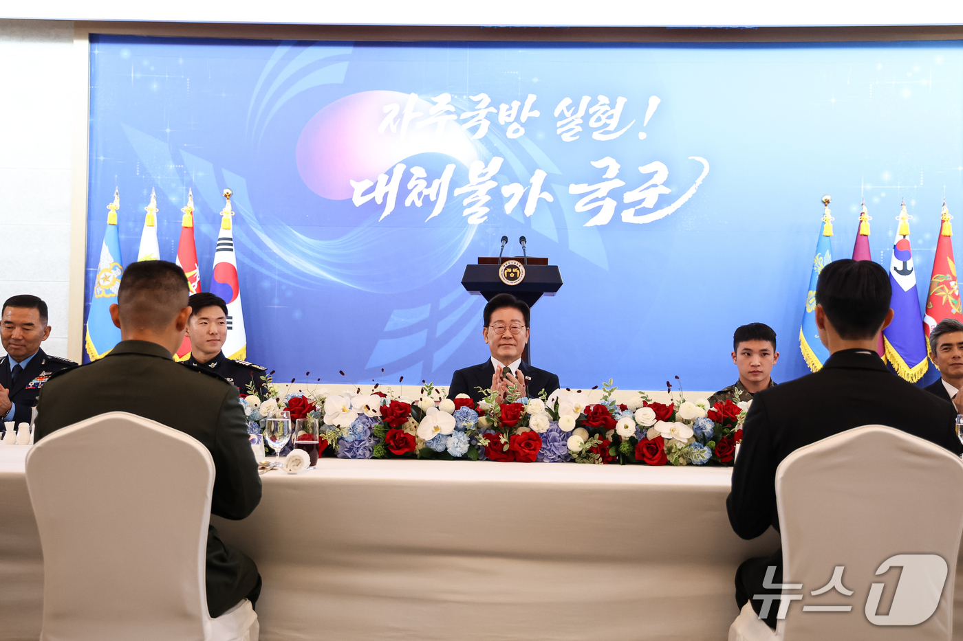 (계룡=뉴스1) 이재명 기자 = 이재명 대통령이 1일 충남 계룡대에서 열린 제78회 국군의 날 기념오찬에서 박수를 치고 있다. (청와대통신사진기자단) 2026.10.1/뉴스1