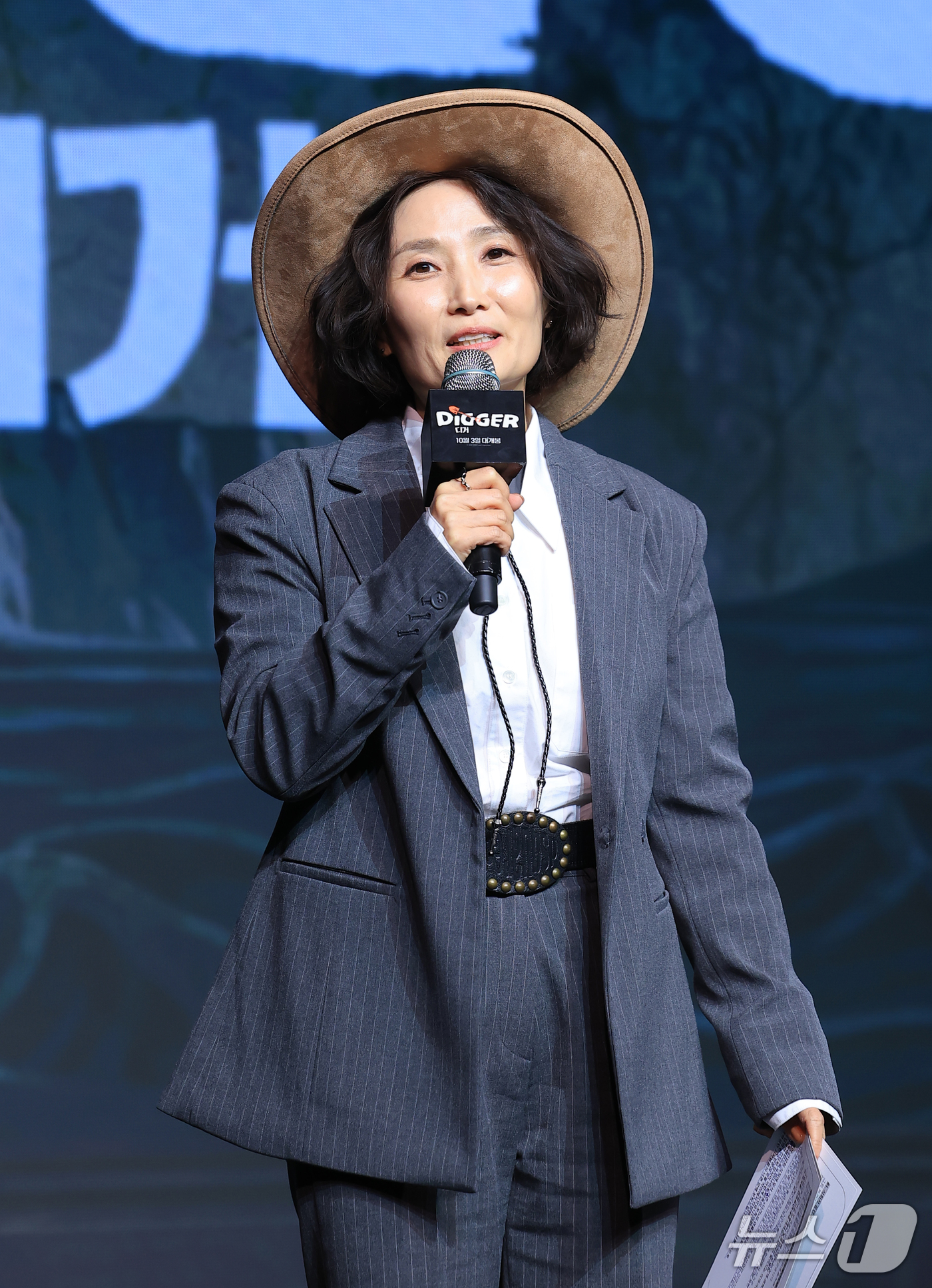 (서울=뉴스1) 권현진 기자 = 방송인 박경림이 1일 서울 영등포구 콘래드 서울에서 열린 영화 ‘디거(Digger)’ 내한 기자간담회에 참석해 진행을 하고 있다.'디거'는 꼰대 괴 …