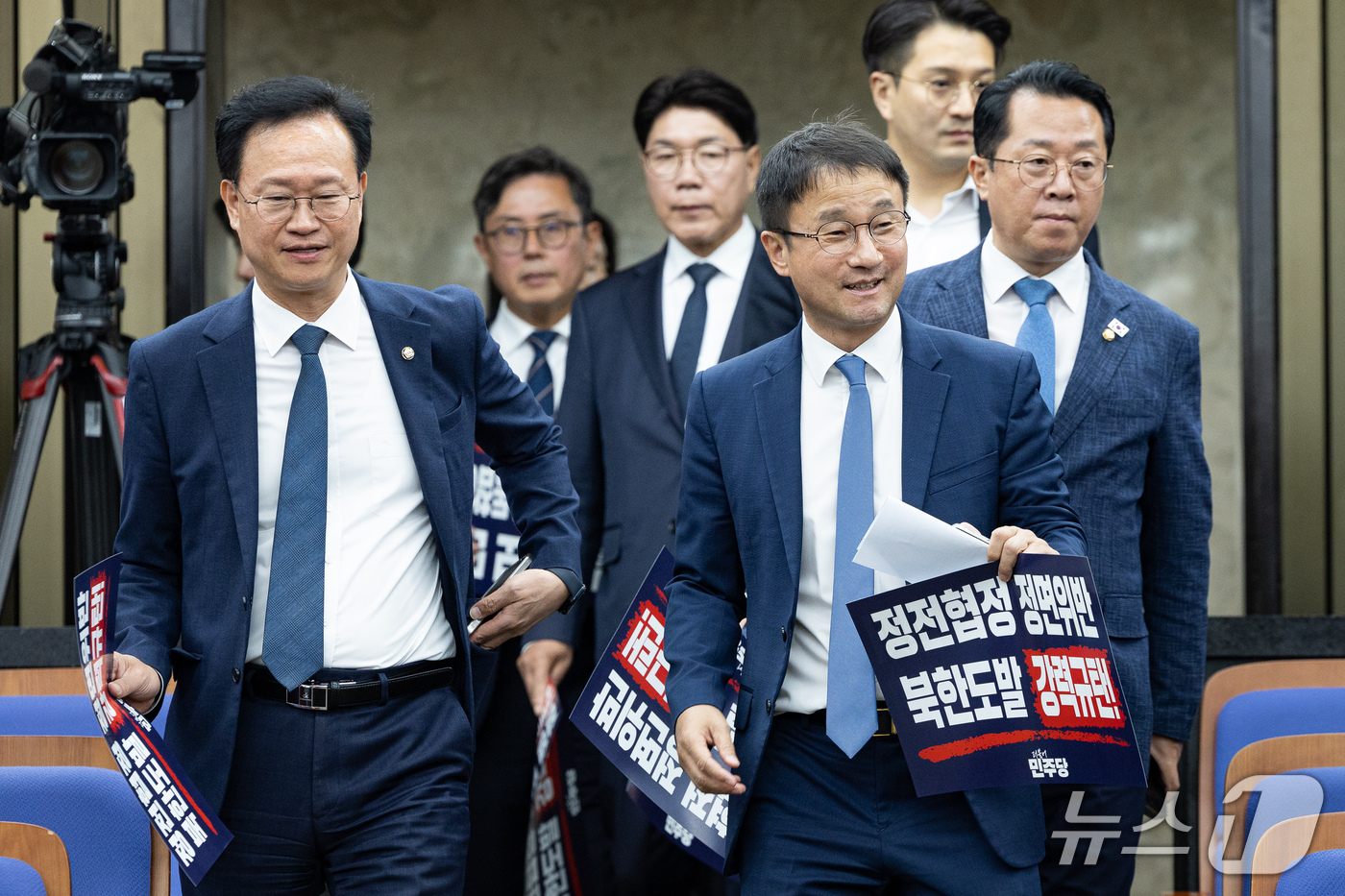 (서울=뉴스1) 유승관 기자 = 한병도 더불어민주당 원내대표가 1일 서울 여의도 국회에서 열린 의원총회에 참석하고 있다. 2026.10.1/뉴스1
