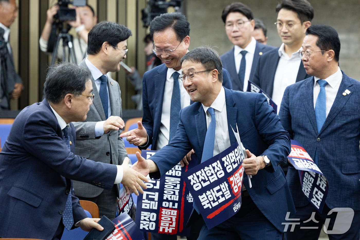 (서울=뉴스1) 유승관 기자 = 한병도 더불어민주당 원내대표가 1일 서울 여의도 국회에서 열린 의원총회에 참석하며 의원들과 인사하고 있다. 2026.10.1/뉴스1