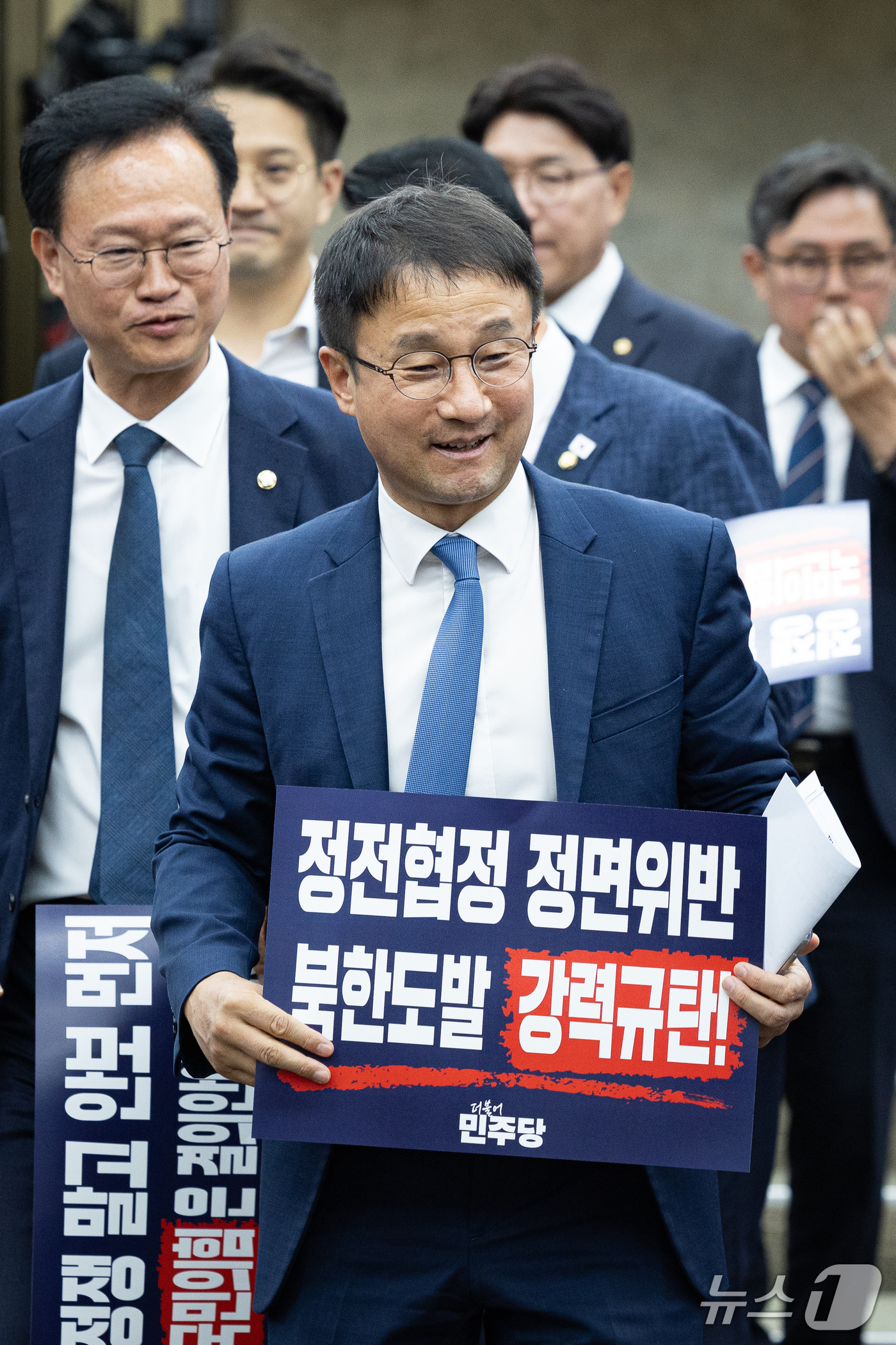 (서울=뉴스1) 유승관 기자 = 한병도 더불어민주당 원내대표가 1일 서울 여의도 국회에서 열린 의원총회에 참석하고 있다. 2026.10.1/뉴스1