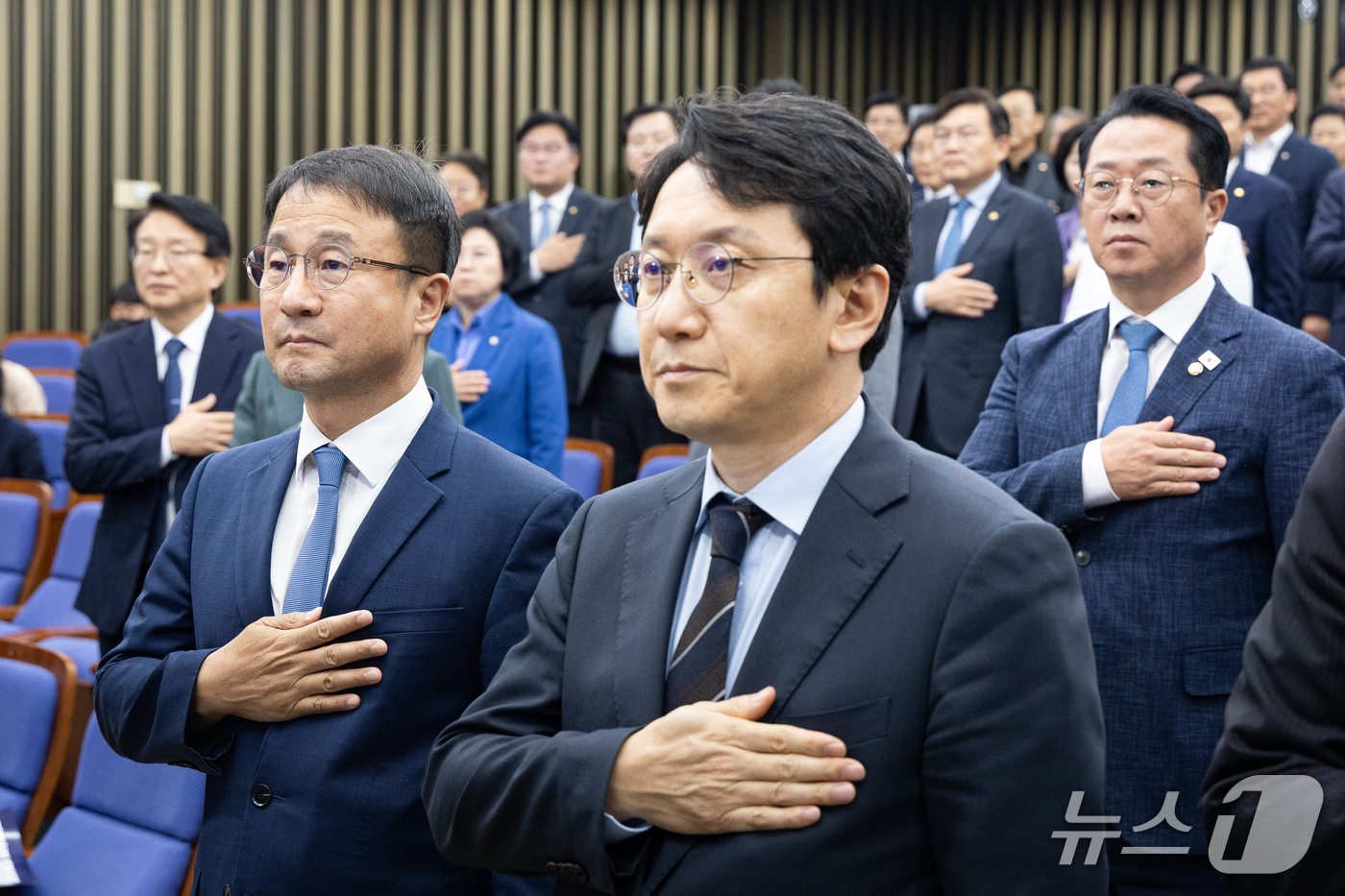 (서울=뉴스1) 유승관 기자 = 한병도 더불어민주당 원내대표를 비롯한 의원들이 1일 서울 여의도 국회에서 열린 의원총회에서 국민의례를 하고 있다. 2026.10.1/뉴스1