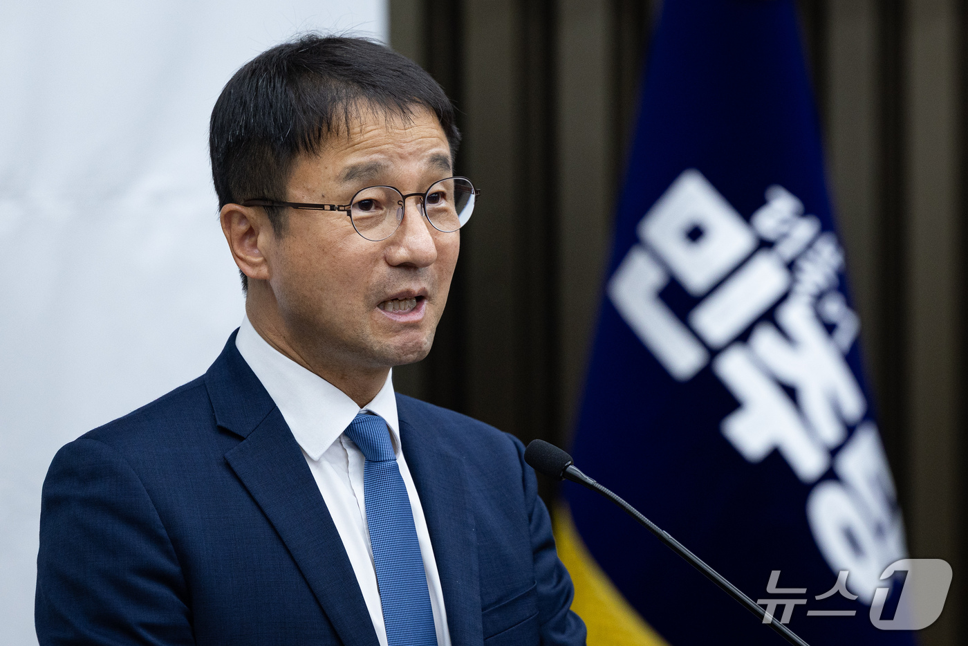 (서울=뉴스1) 유승관 기자 = 한병도 더불어민주당 원내대표가 1일 서울 여의도 국회에서 열린 의원총회에서 발언하고 있다. 2026.10.1/뉴스1