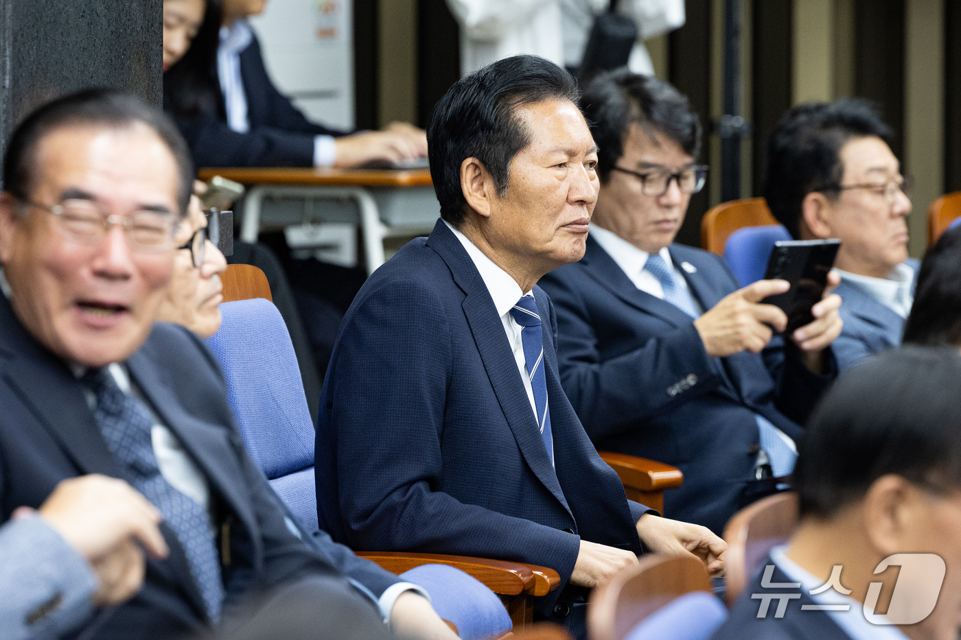 (서울=뉴스1) 유승관 기자 = 정청래 전 더불어민주당 대표가 1일 서울 여의도 국회에서 열린 의원총회에 참석해 한병도 원내대표의 발언을 듣고 있다. 2026.10.1/뉴스1
