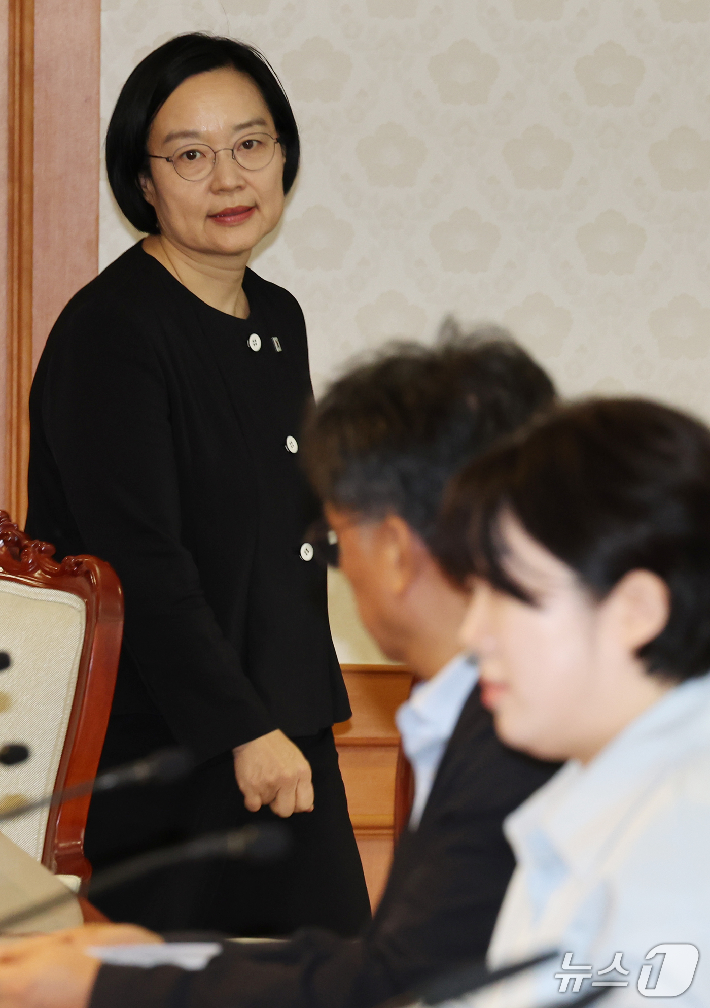 (서울=뉴스1) 이종덕 기자 = 한성숙 국무총리가 1일 서울 종로구 정부서울청사에서 열리 AI 행정혁신 우수공직자 간담회에 참석하고 있다. 한 총리는 "우리나라는 AI 속도조절이 …