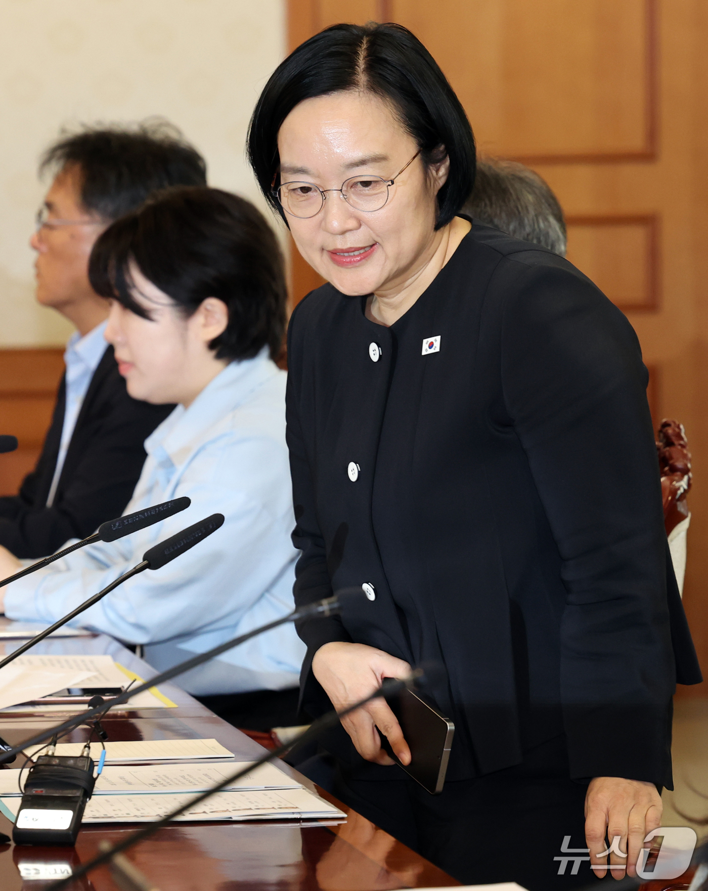 (서울=뉴스1) 이종덕 기자 = 한성숙 국무총리가 1일 서울 종로구 정부서울청사에서 열리 AI 행정혁신 우수공직자 간담회에 참석하고 있다. 한 총리는 "우리나라는 AI 속도조절이 …