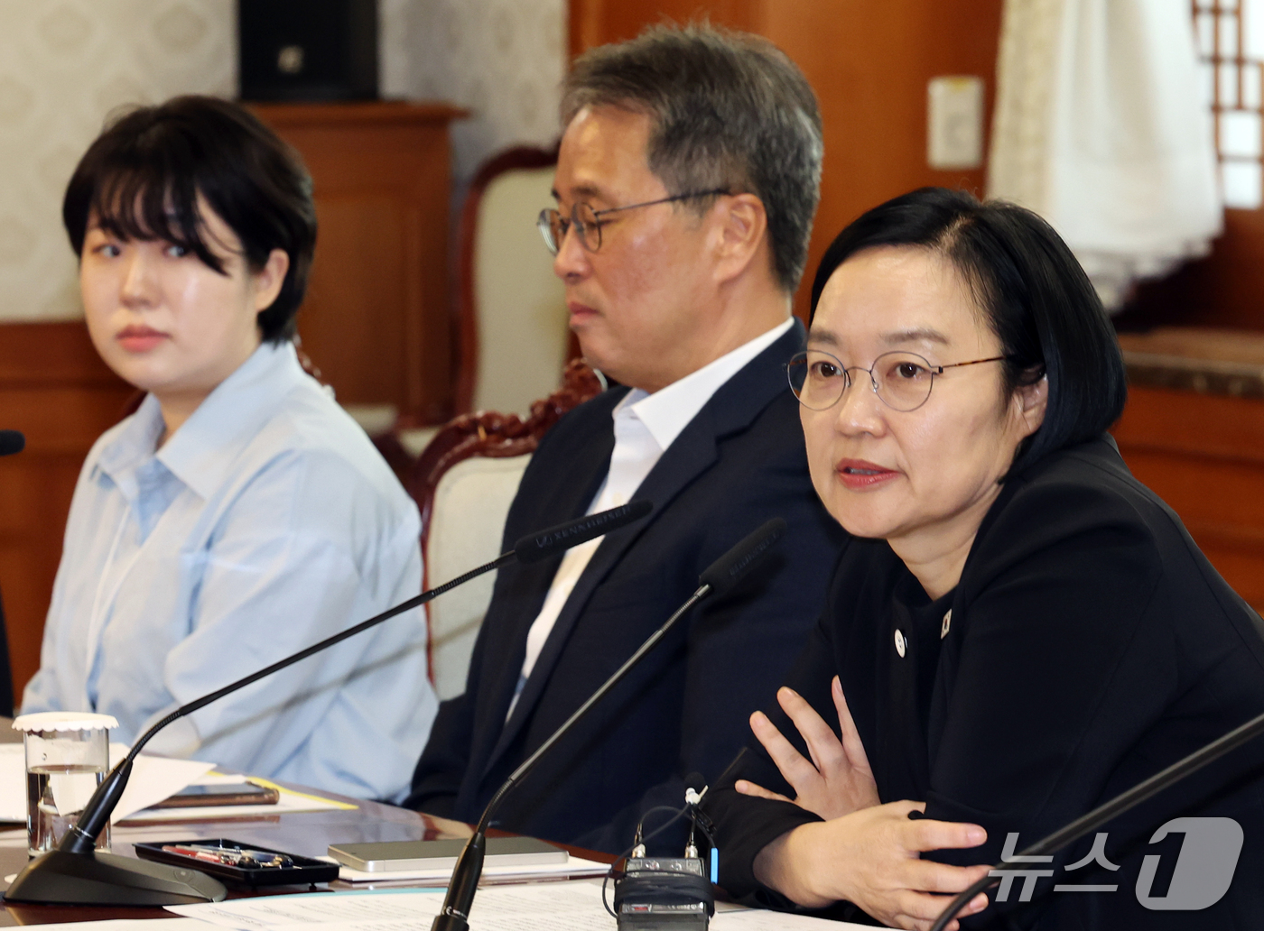 (서울=뉴스1) 이종덕 기자 = 한성숙 국무총리가 1일 서울 종로구 정부서울청사에서 열리 AI 행정혁신 우수공직자 간담회에서 모두 발언 하고 있다. 한 총리는 "우리나라는 AI 속 …
