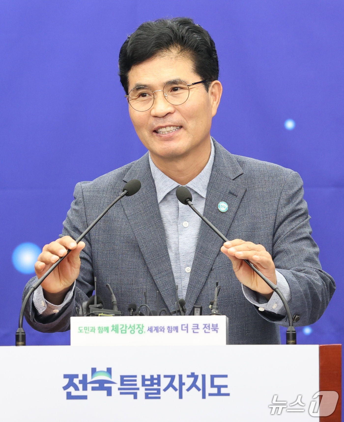 (전주=뉴스1) 유경석 기자 = 이원택 전북특별자치도지사가 1일 전북 전주시 전북특별자치도청에서 국립의학전문대학원 남원 설립 확정 관련 기자회견을 열고 질의에 답변을 하고 있다. …