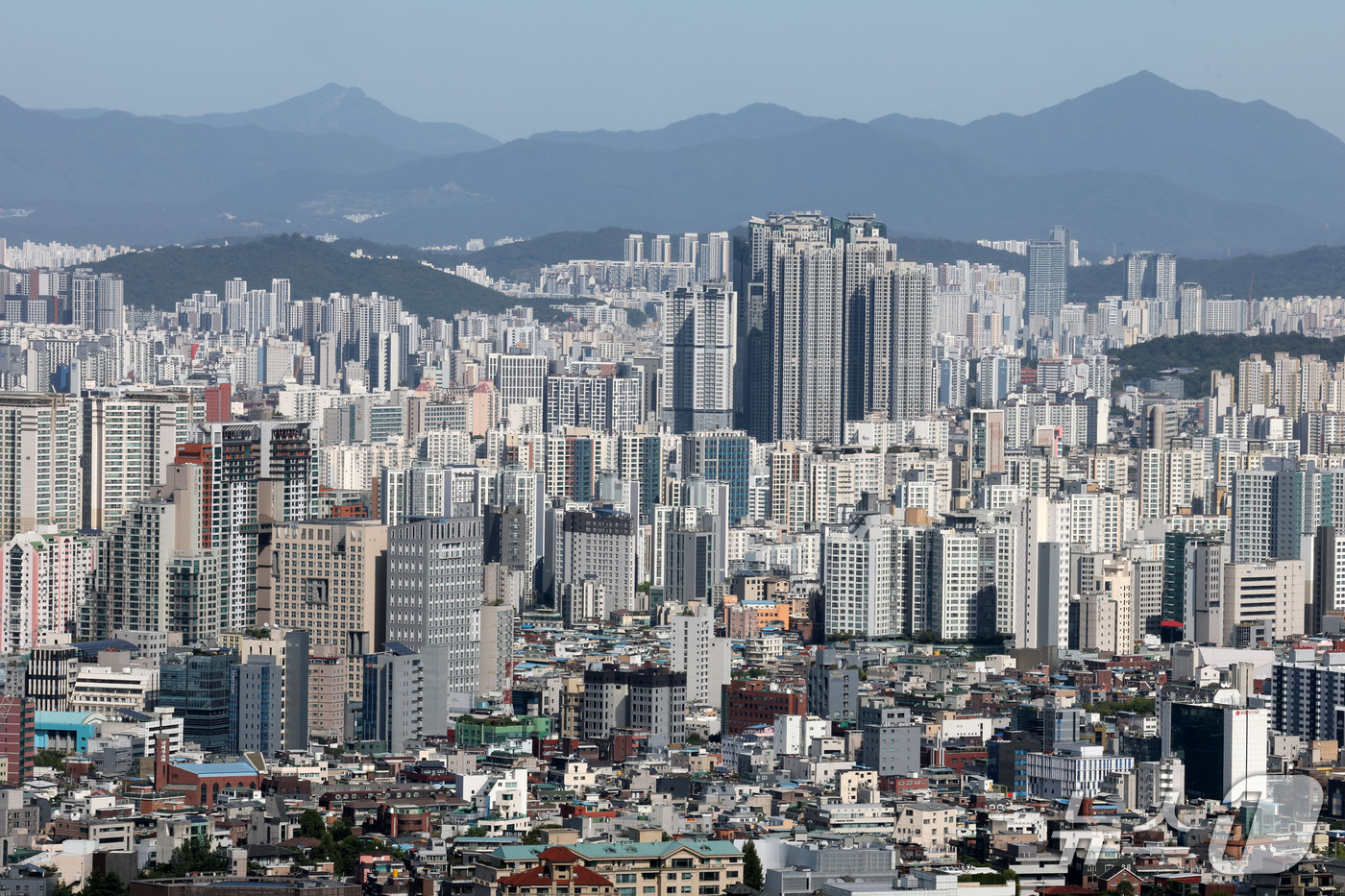 (서울=뉴스1) 이광호 기자 = 서울 아파트값이 86주 연속 상승하며 역대 최장 상승 기록을 새로 썼다.1일 한국부동산원이 발표한 9월4주(9월28일 기준) 주간아파트가격동향에 따 …