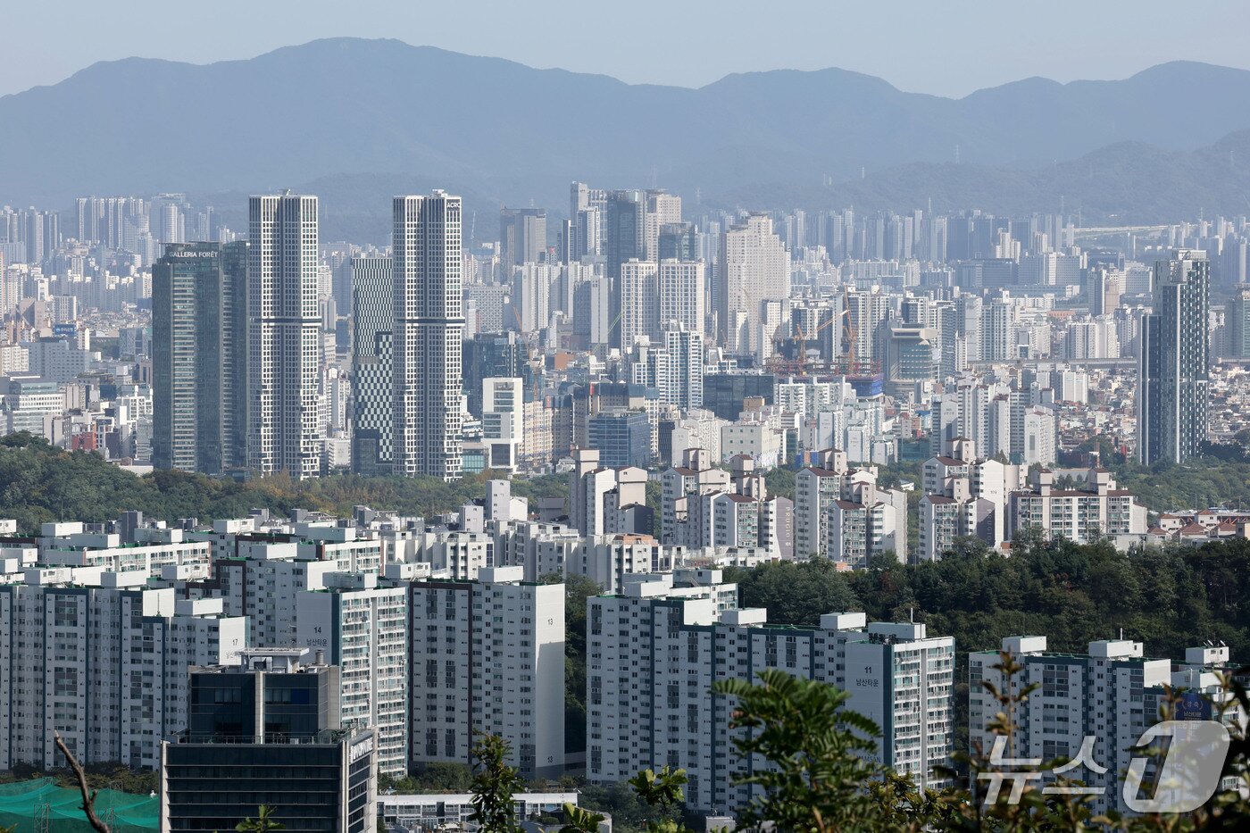 본문 이미지 - 서울 남산에서 바라본 아파트단지 모습. 2026.10.1 ⓒ 뉴스1 이광호 기자