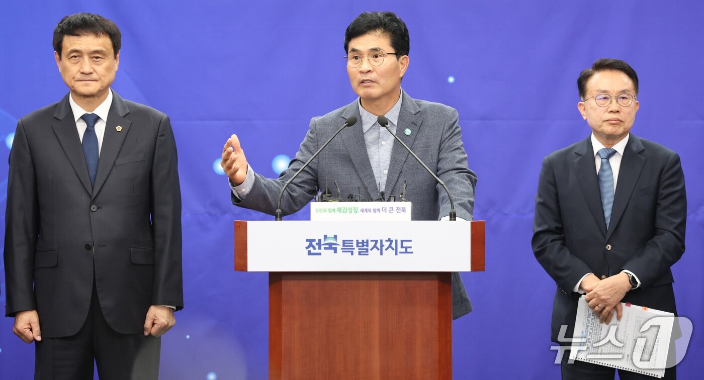 본문 이미지 - 이원택 전북특별자치도지사(가운데)가 1일 전북 전주시 전북특별자치도청에서 국립의학전문대학원 남원 설립 확정 관련 기자회견을 열고 질의에 답변을 하고 있다. 2026.10.1 ⓒ 뉴스1 유경석 기자