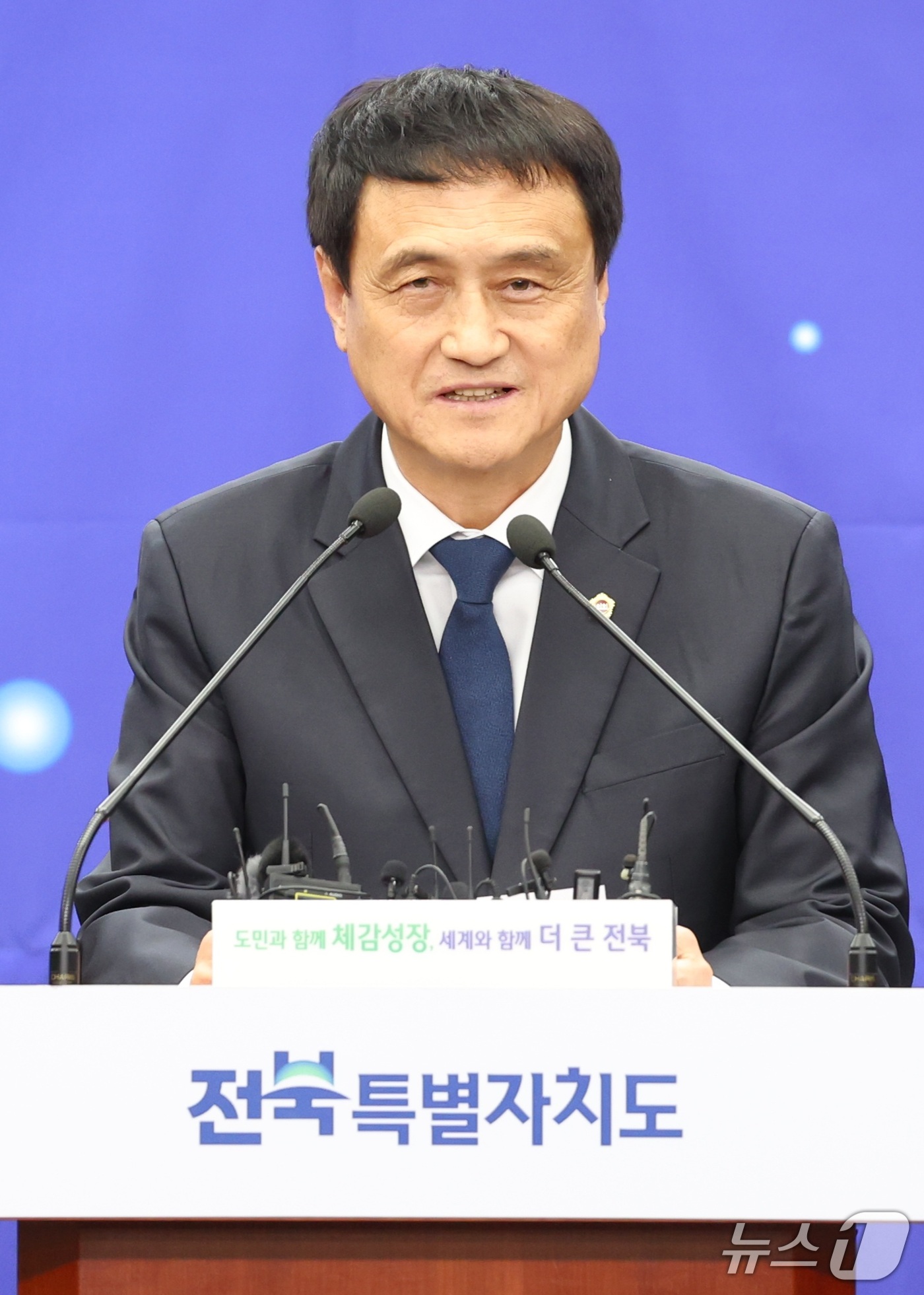 (전주=뉴스1) 유경석 기자 = 김희수 전북특별자치도의장이 1일 전북 전주시 전북특별자치도청에서 국립의학전문대학원 남원 설립 확정 관련 기자회견을 열고 질의에 답변을 하고 있다. …