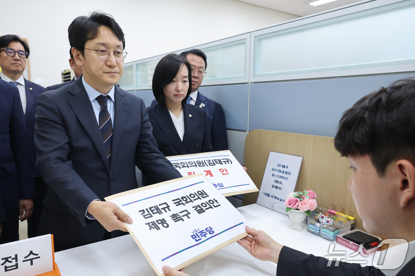(서울=뉴스1) 신웅수 기자 = 천준호 원내운영수석부대표을 비롯한 더불어민주당 원내대표단이 1일 서울 여의도 국회 의안과에 김태규 국민의힘 의원 제명 촉구 결의안 및 징계안을 제출 …