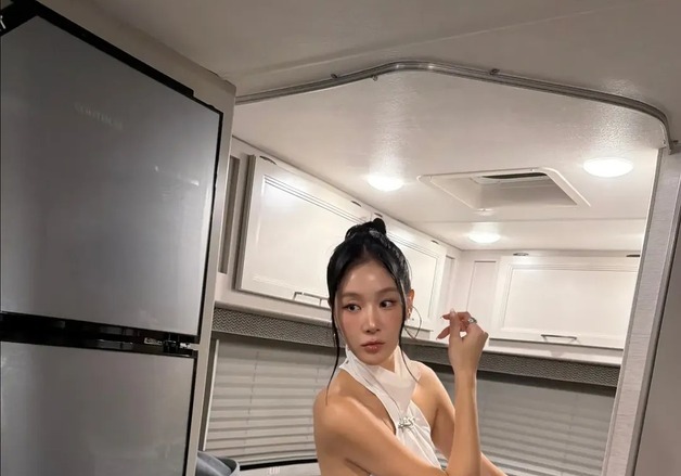 소유, 직각 어깨에 늘씬 각선미…과감 홀터넥 패션 [N샷]