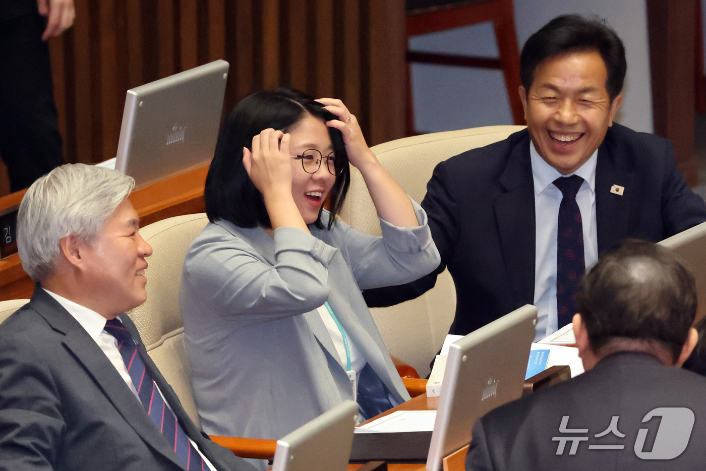 (서울=뉴스1) 황기선 기자 = 용혜인 기본소득당 의원이 1일 오후 서울 여의도 국회에서 열린 제439회국회(정기회) 제10차 본회의에 자리하고 있다. 2026.10.1/뉴스1