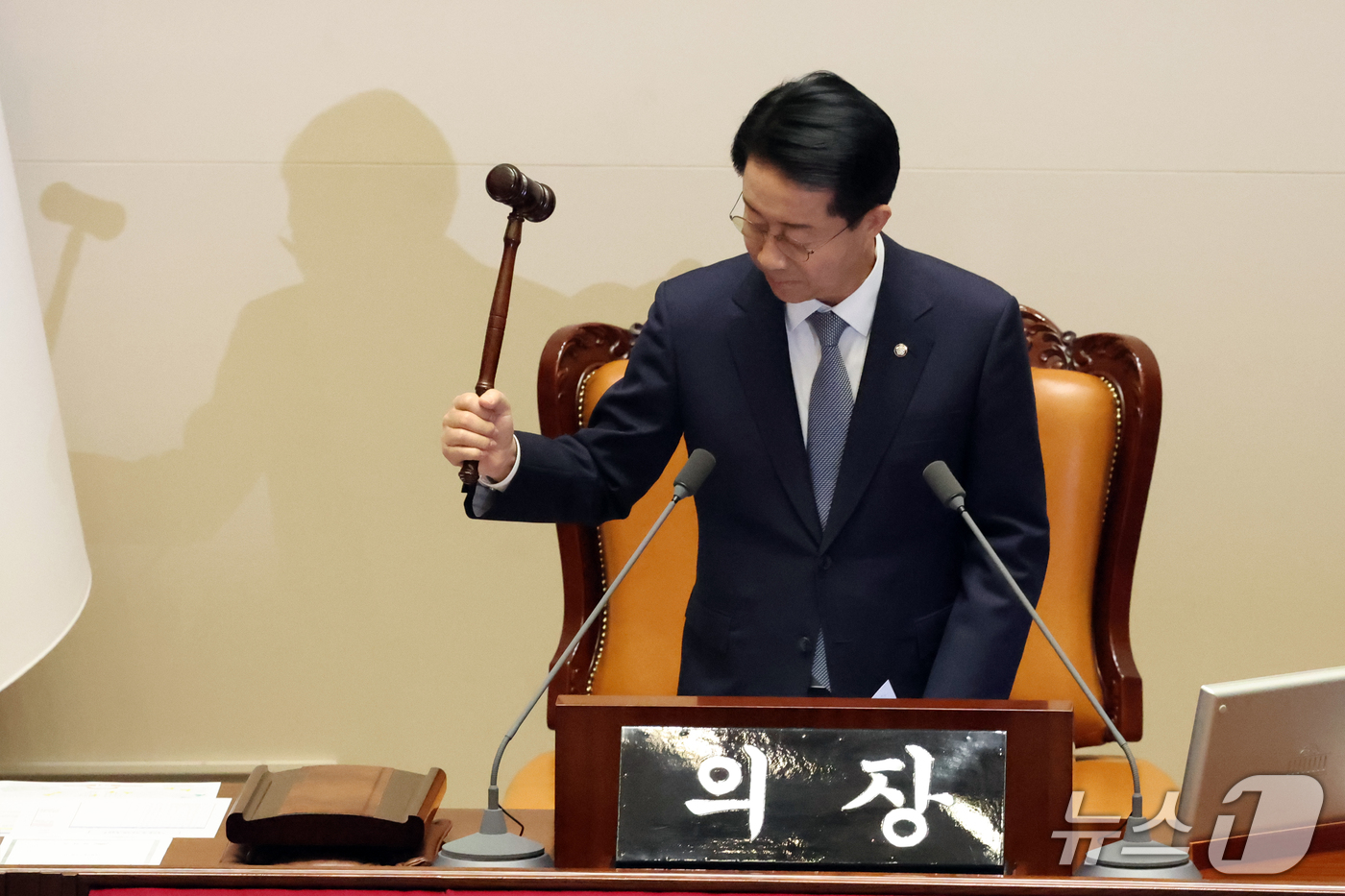 (서울=뉴스1) 황기선 기자 = 조정식 국회의장이 1일 오후 서울 여의도 국회에서 열린 제439회국회(정기회) 제10차 본회의에서 의사봉을 두드리고 있다. 2026.10.1/뉴스1 …