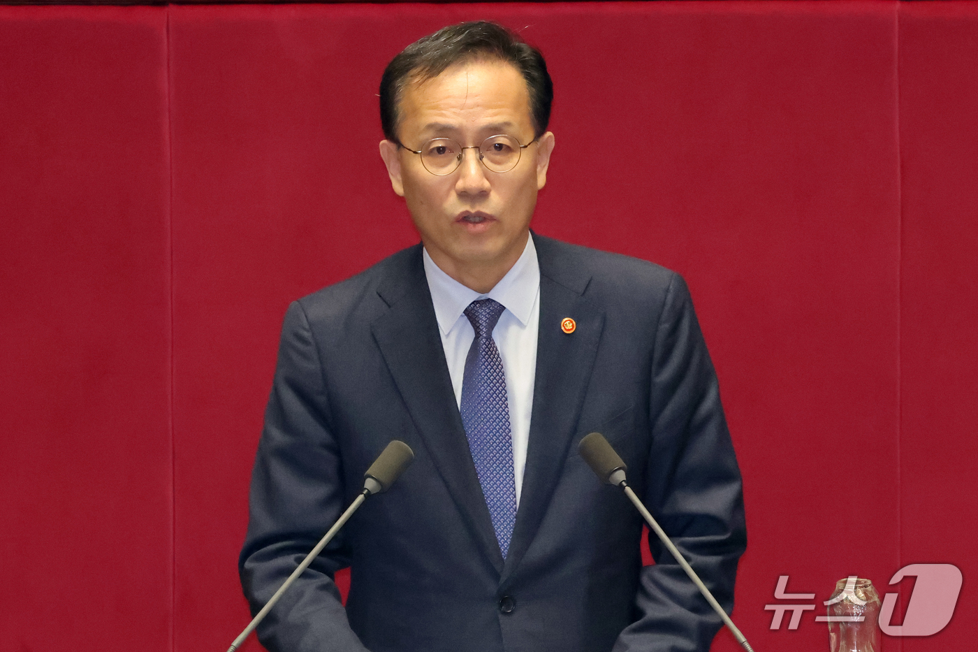 (서울=뉴스1) 황기선 기자 = 이형일 경제부총리 겸 재정경제부 장관이 1일 오후 서울 여의도 국회에서 열린 제439회국회(정기회) 제10차 본회의에서 신임 국무위원 인사를 하고 …