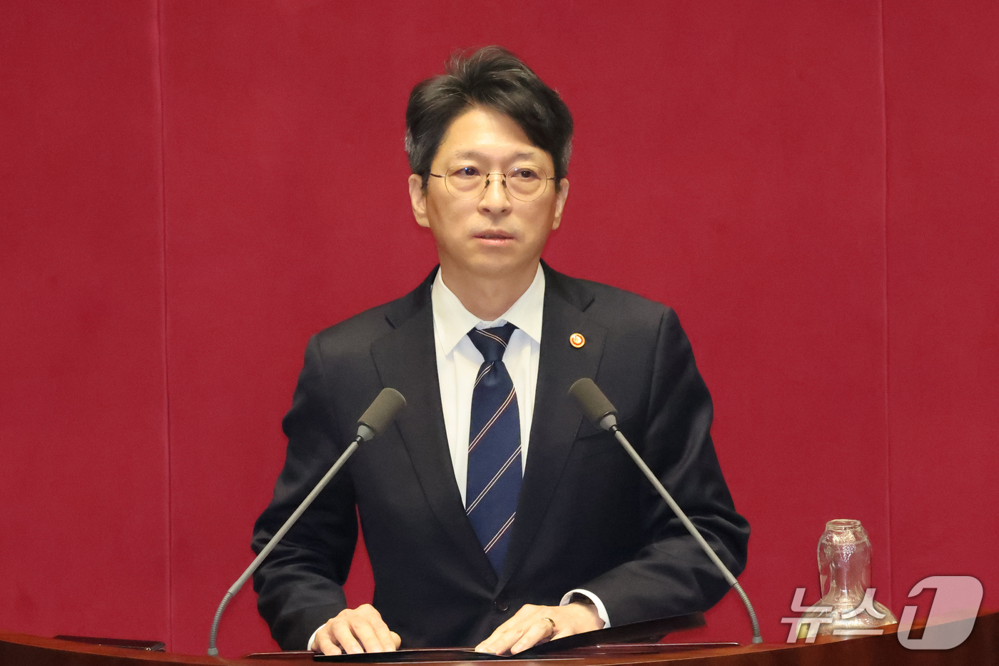 (서울=뉴스1) 황기선 기자 = 홍지선 국토교통부 장관이 1일 오후 서울 여의도 국회에서 열린 제439회국회(정기회) 제10차 본회의에서 신임 국무위원 인사를 하고 있다.   20 …
