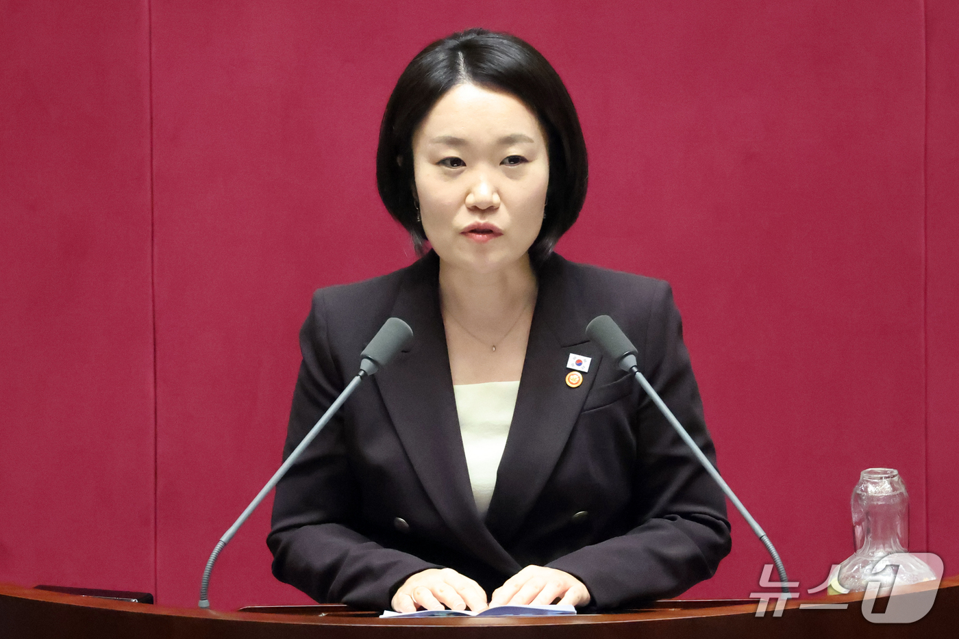 (서울=뉴스1) 황기선 기자 = 이소영 중소벤처기업부 장관이 1일 오후 서울 여의도 국회에서 열린 제439회국회(정기회) 제10차 본회의에서 신임 국무위원 인사를 하고 있다. 20 …