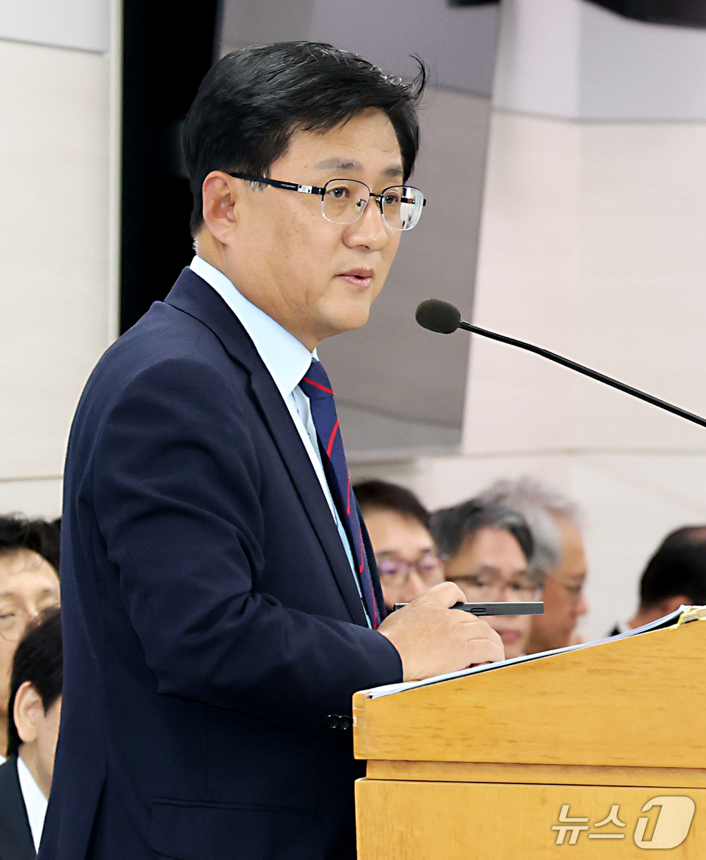 (세종=뉴스1) 김기남 기자 = 김성환 기후에너지환경부 장관이 1일 세종시 정부세종청사에서 열린 기후부 출범 1주년 기자간담회에 참석하여 모두 발언을 하고 있다. 2026.10.1 …