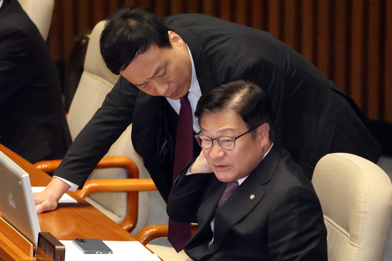 정성국 의원과 대화 나누는 정점식 원내대표