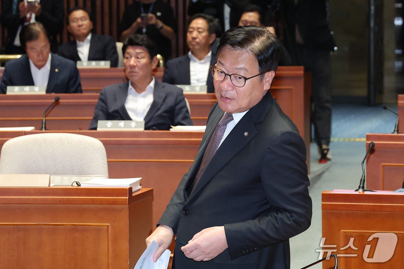 (서울=뉴스1) 신웅수 기자 = 정점식 국민의힘 원내대표가 1일 서울 여의도 국회에서 열린 의원총회에 참석하고 있다. 2026.10.1/뉴스1